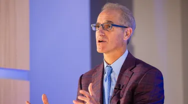 Director of Tufts Food is Medicine Institute, Dariush Mozaffarian speak at the event
