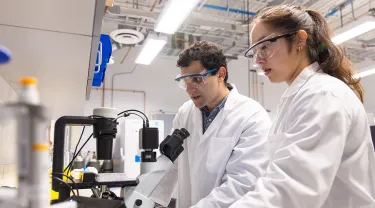 Olivia Calkins E24 and Adham Ali A24 work together in the Kaplan Lab